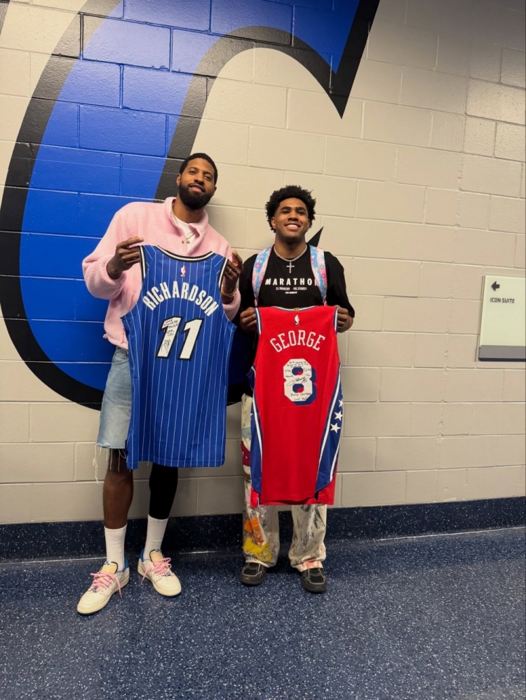 博鱼体育-差着辈分！乔治和魔术理查德森合影 后者曾是乔治AAU球队球员