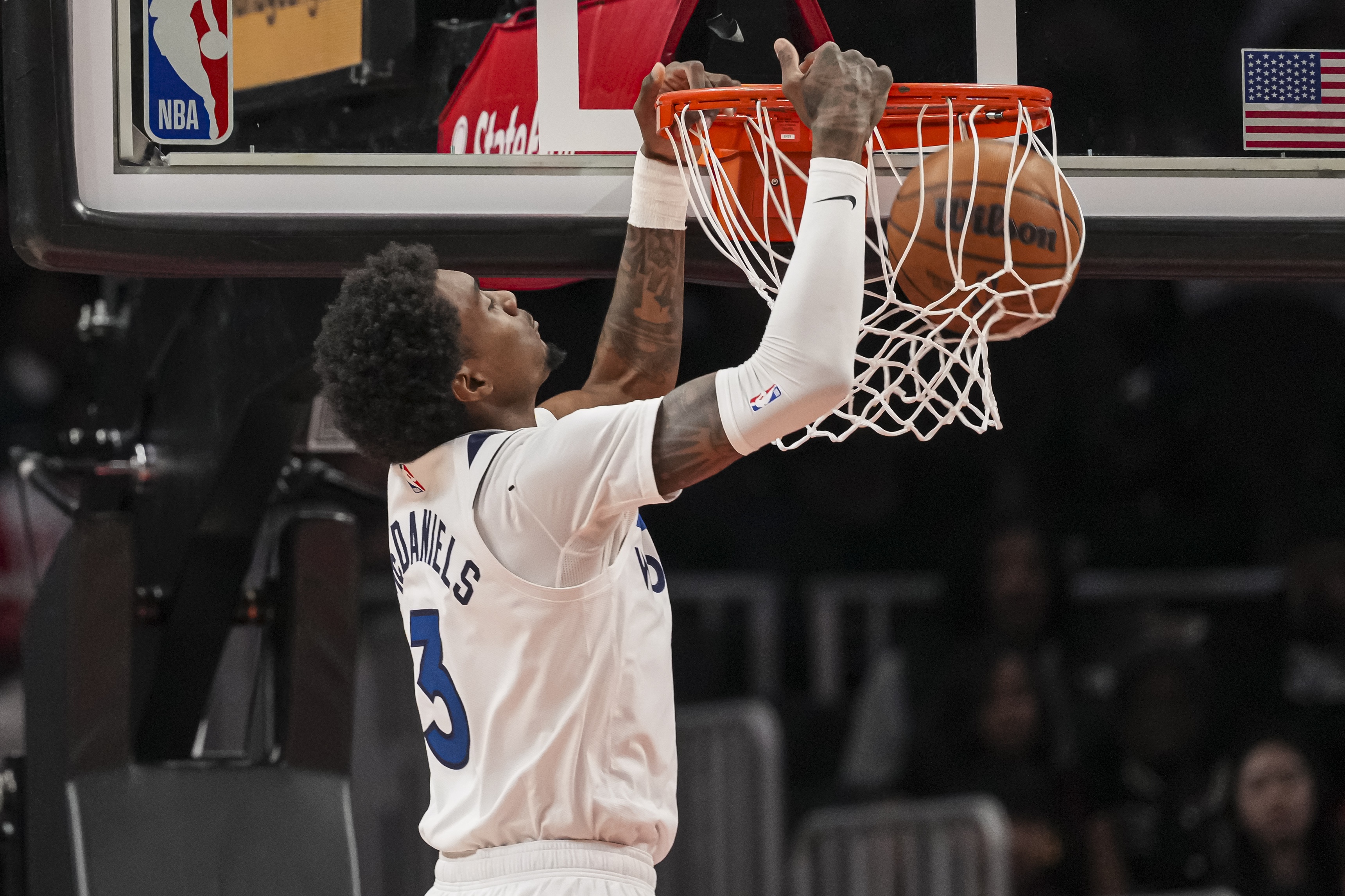 博鱼下载-身手全能！麦克丹尼尔斯9中6拿到17分6板5助2帽 三分6中4